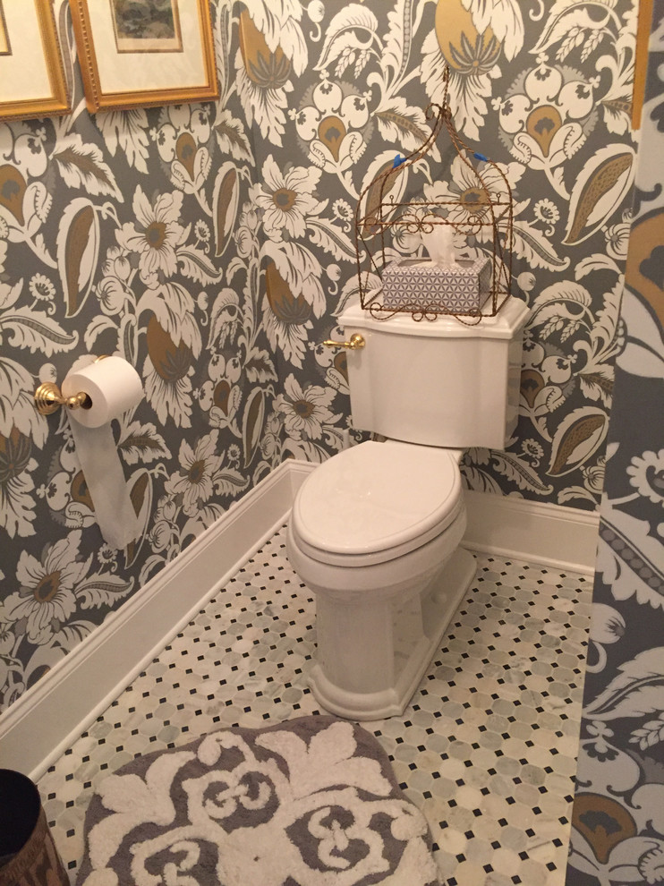 Idées déco pour un petit WC et toilettes classique en bois vieilli avec un placard avec porte à panneau surélevé, WC séparés, un carrelage noir et blanc, un carrelage de pierre, un mur multicolore, un sol en marbre, un lavabo encastré et un plan de toilette en marbre.