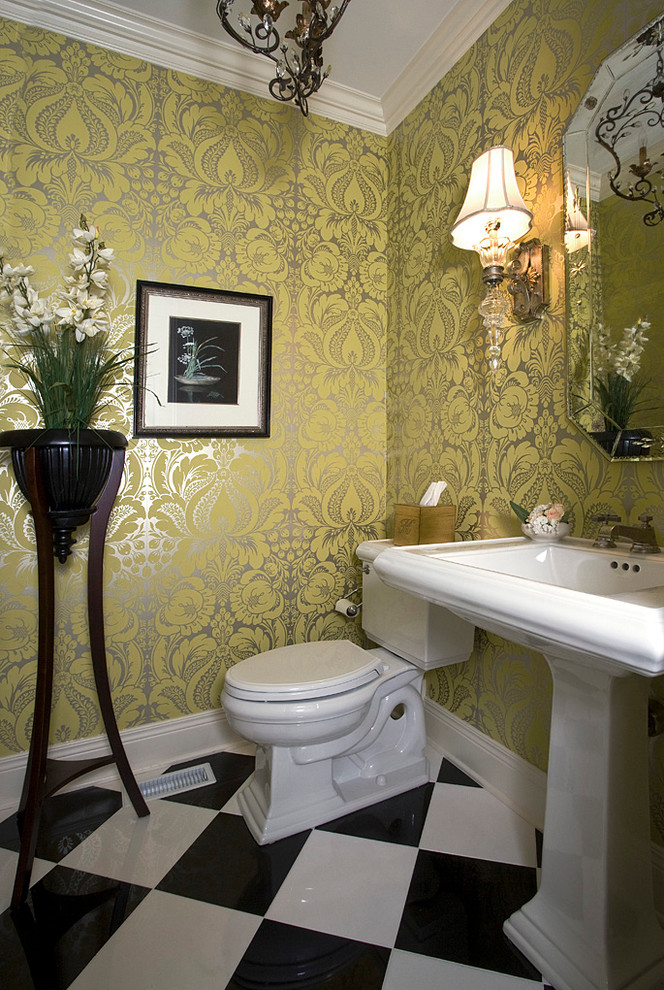 Geräumige Klassische Gästetoilette mit Wandtoilette mit Spülkasten, schwarz-weißen Fliesen, Steinfliesen, gelber Wandfarbe, Marmorboden und Sockelwaschbecken in Chicago