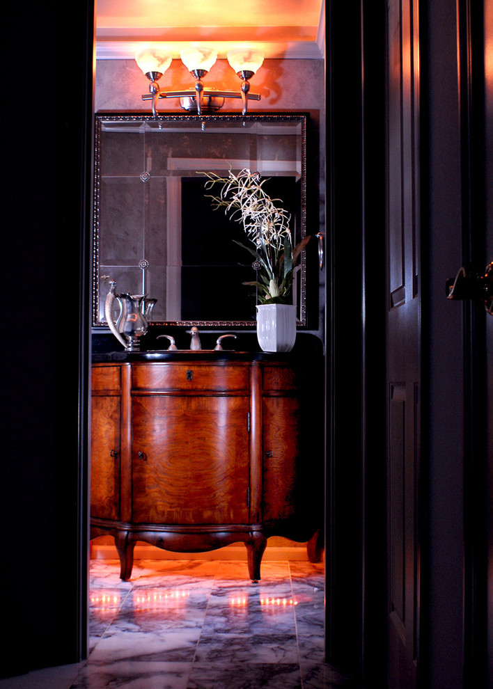 Источник вдохновения для домашнего уюта: туалет среднего размера в классическом стиле с фасадами цвета дерева среднего тона, серыми стенами, мраморным полом, столешницей из гранита, фасадами островного типа, врезной раковиной и серым полом