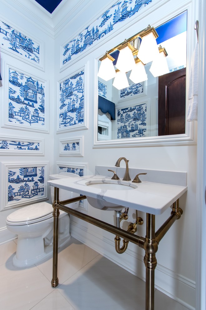 Foto di un bagno di servizio tradizionale di medie dimensioni con WC a due pezzi, pareti bianche, pavimento con piastrelle in ceramica, lavabo sottopiano, top in marmo, pavimento beige e top bianco