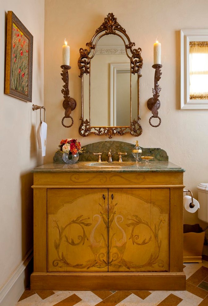 Diseño de aseo mediterráneo con armarios tipo mueble, puertas de armario de madera oscura y paredes beige