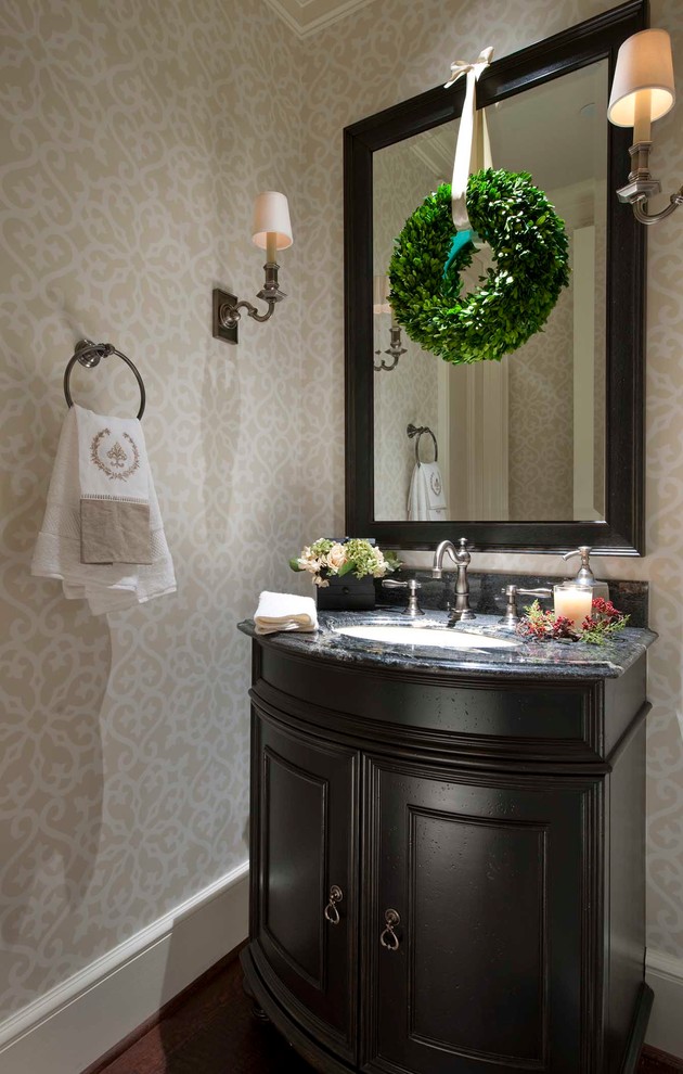 Esempio di un bagno di servizio chic di medie dimensioni con lavabo sottopiano, consolle stile comò, ante in legno bruno, top in marmo, parquet scuro e pavimento marrone