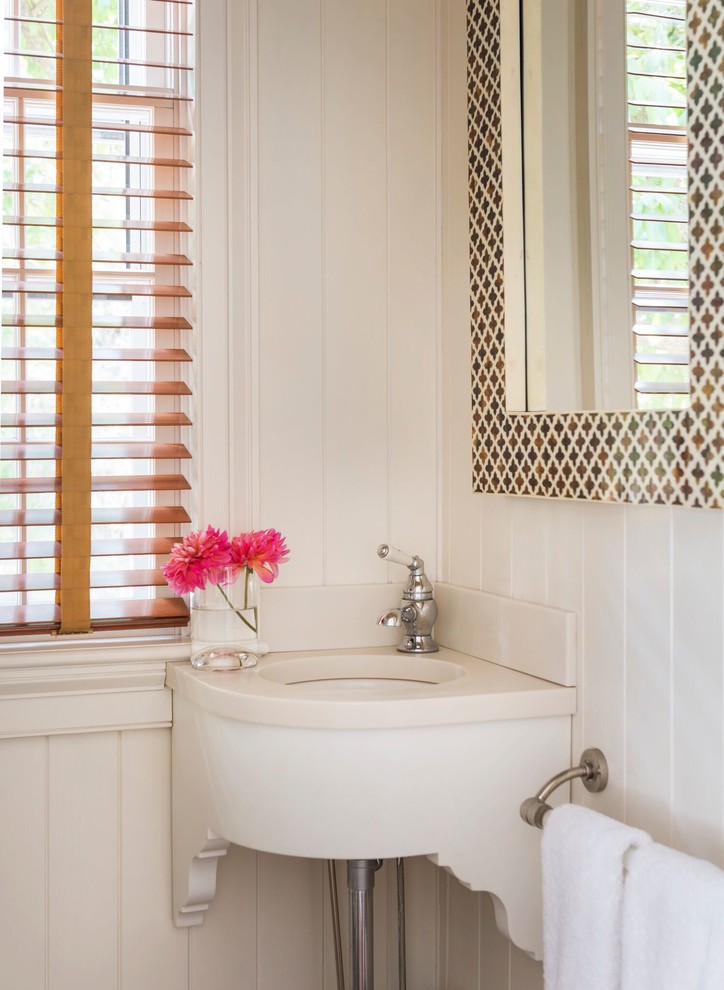 Idee per un piccolo bagno di servizio tradizionale con pareti bianche, top in superficie solida e lavabo sottopiano