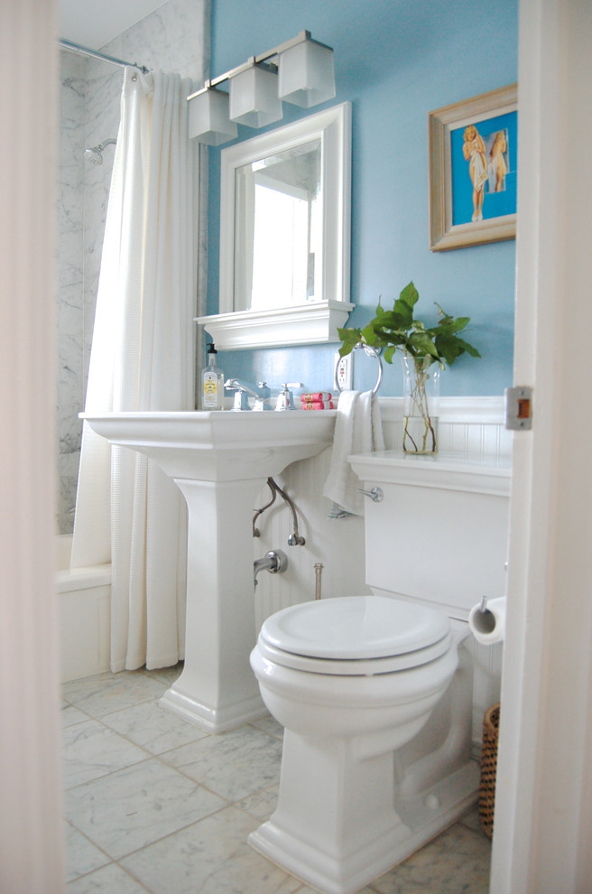 Foto de aseo tradicional pequeño con lavabo con pedestal, sanitario de dos piezas y paredes azules