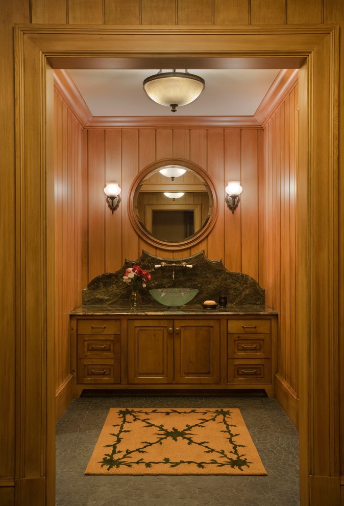 Exempel på ett klassiskt toalett, med ett fristående handfat
