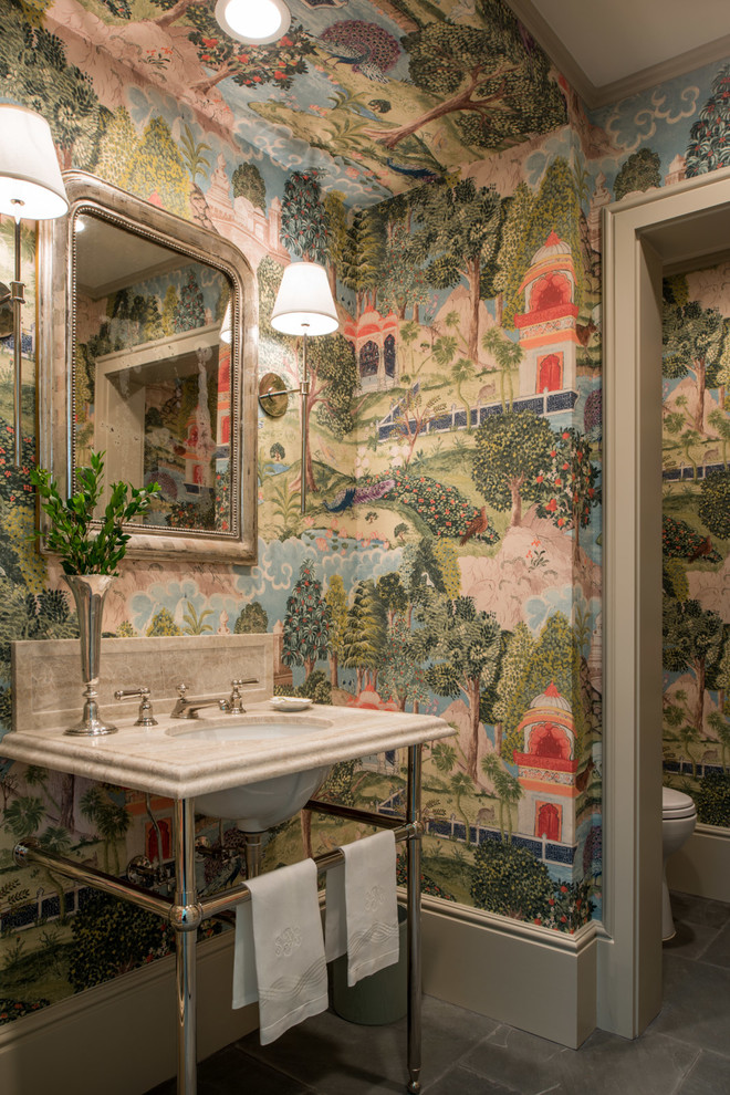 Inspiration för ett mellanstort vintage toalett, med flerfärgade väggar, skiffergolv, ett konsol handfat, marmorbänkskiva och grått golv