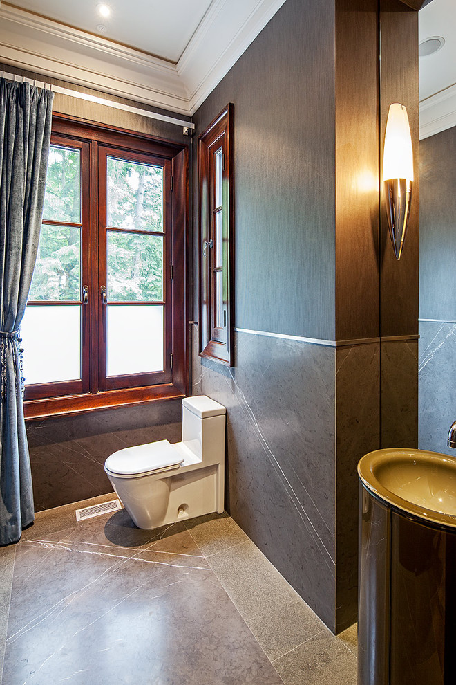 Immagine di un bagno di servizio classico con lavabo a colonna, WC monopezzo e piastrelle marroni