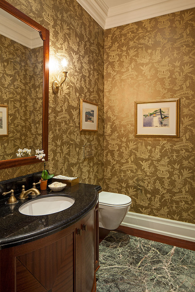 Cette image montre un WC et toilettes traditionnel avec un plan de toilette en granite et un plan de toilette noir.
