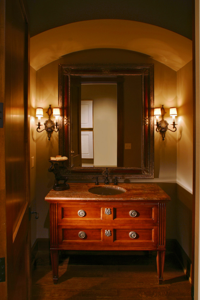 Источник вдохновения для домашнего уюта: туалет среднего размера в классическом стиле с фасадами с утопленной филенкой, фасадами цвета дерева среднего тона, серыми стенами, темным паркетным полом, врезной раковиной, столешницей из гранита и коричневым полом
