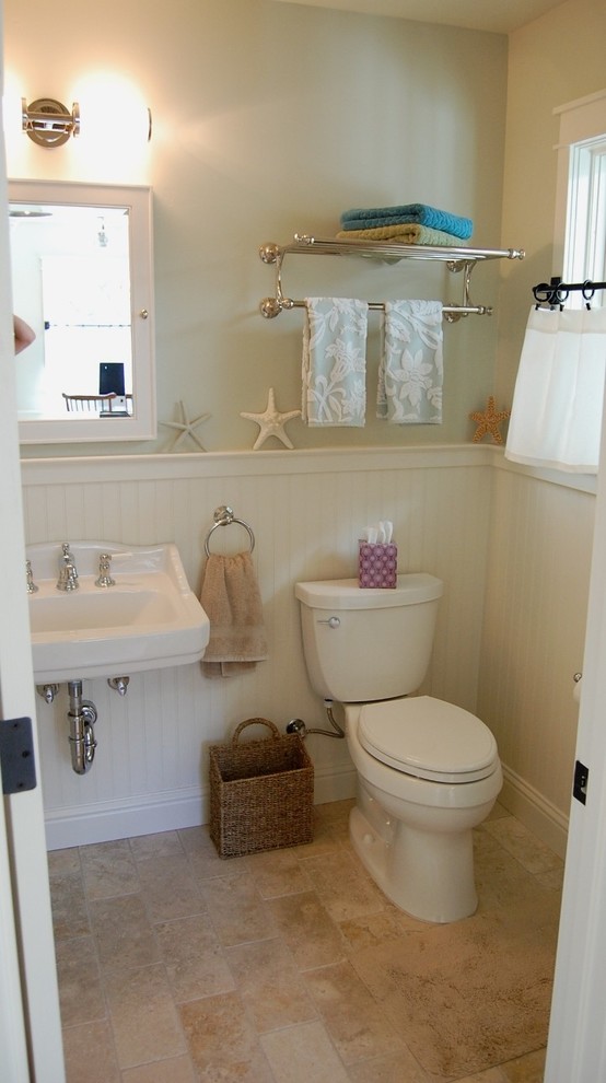 Foto de aseo tradicional pequeño con lavabo suspendido, sanitario de dos piezas, paredes grises, suelo de travertino y baldosas y/o azulejos beige