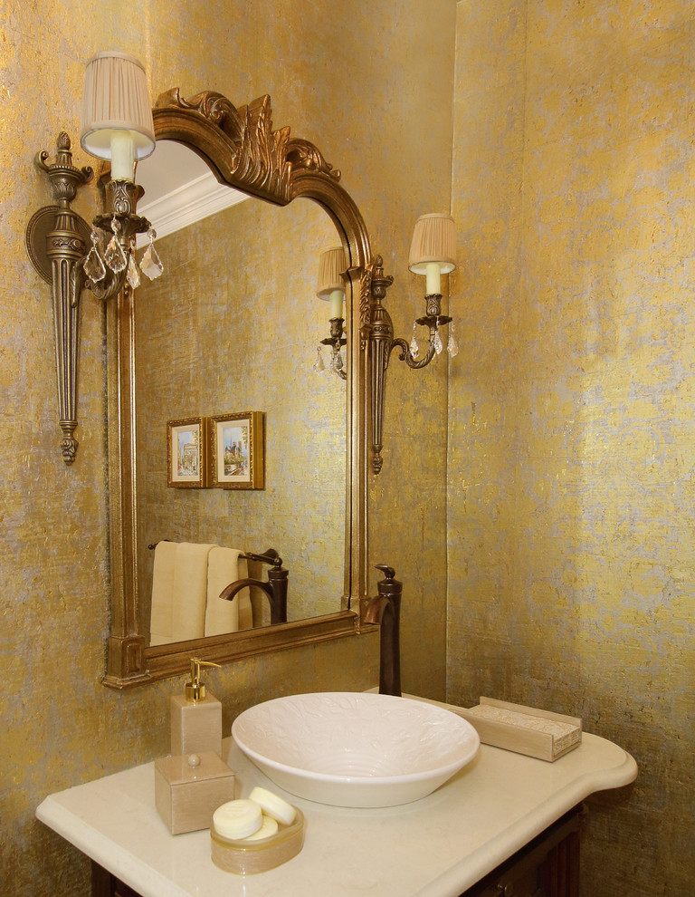 Свежая идея для дизайна: туалет среднего размера в классическом стиле с фасадами островного типа, коричневыми фасадами, унитазом-моноблоком, бежевой плиткой, желтыми стенами, мраморным полом, настольной раковиной, мраморной столешницей и бежевым полом - отличное фото интерьера
