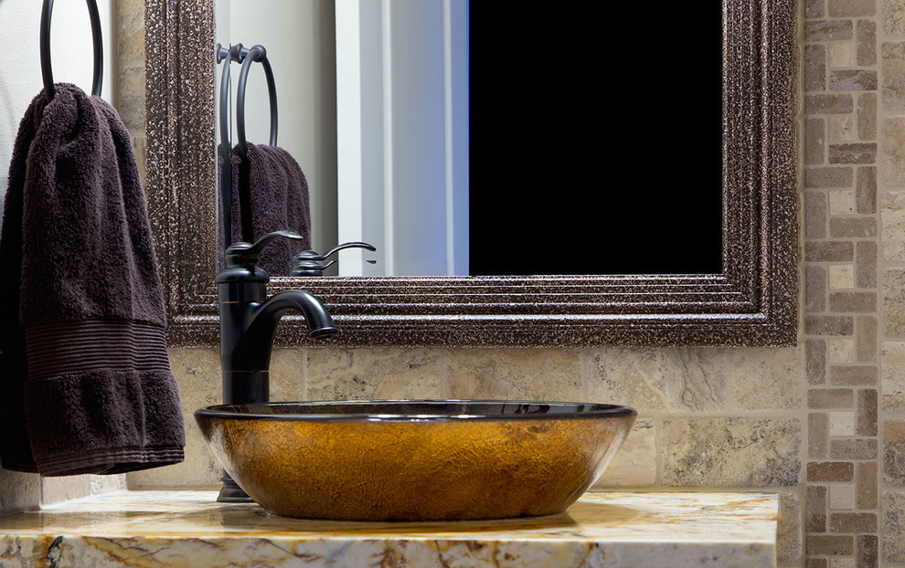 Foto di un piccolo bagno di servizio classico con top in marmo, piastrelle beige, piastrelle in pietra e pareti beige