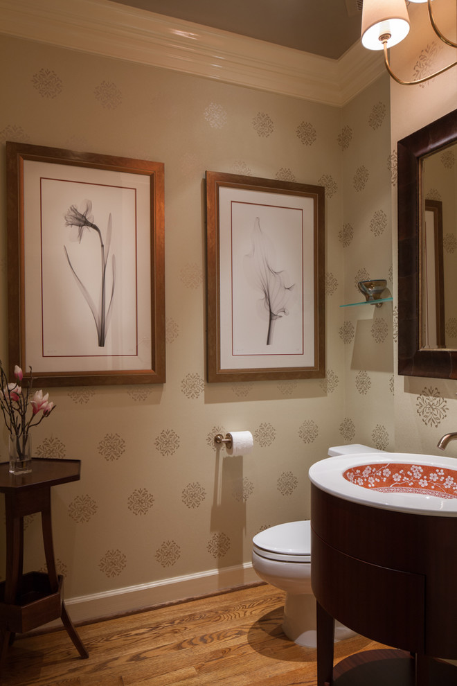 ワシントンD.C.にあるトラディショナルスタイルのおしゃれなトイレ・洗面所 (ペデスタルシンク、一体型トイレ	、ベージュの壁、淡色無垢フローリング) の写真