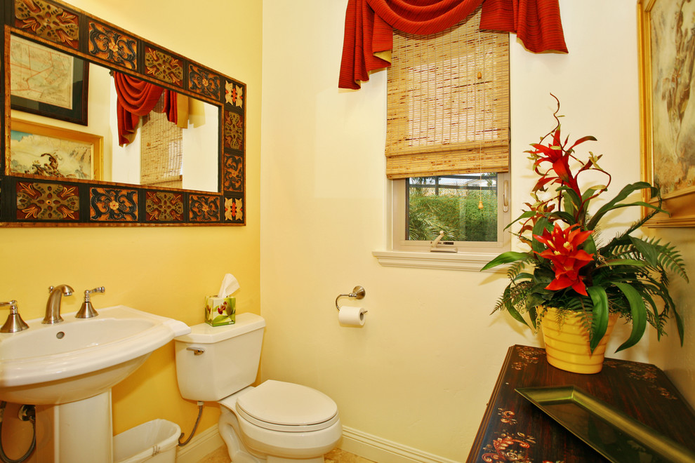 Aménagement d'un WC et toilettes classique de taille moyenne avec un lavabo de ferme, un placard en trompe-l'oeil, un plan de toilette en bois, WC séparés et un mur jaune.