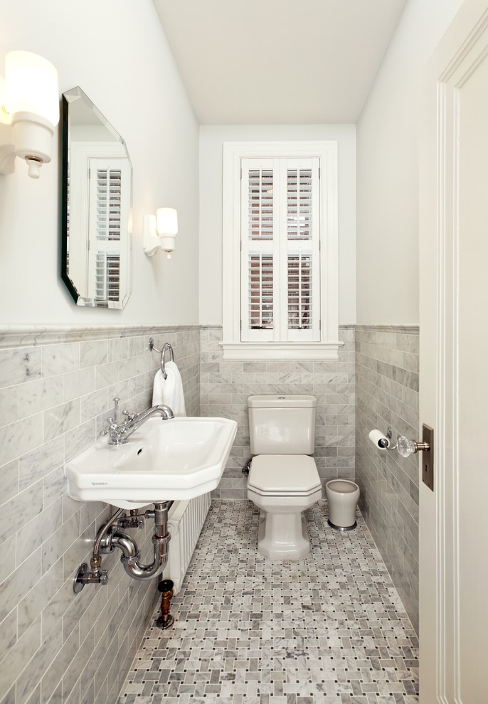 На фото: маленький туалет в стиле неоклассика (современная классика) с раздельным унитазом, серой плиткой, белыми стенами, полом из мозаичной плитки, подвесной раковиной и мраморной плиткой для на участке и в саду с