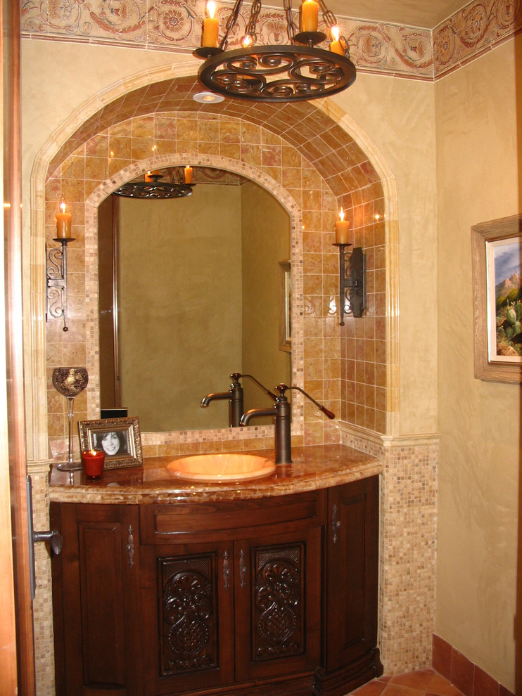 フェニックスにあるトラディショナルスタイルのおしゃれなトイレ・洗面所の写真