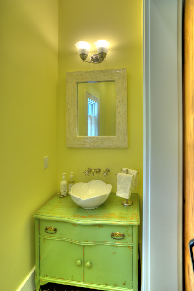 Mittelgroße Landhaus Gästetoilette mit verzierten Schränken, grünen Schränken, grüner Wandfarbe, Aufsatzwaschbecken und grüner Waschtischplatte in Sonstige