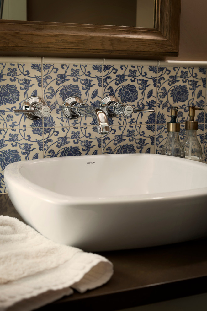 Foto di una piccola stanza da bagno tradizionale con piastrelle multicolore, piastrelle in ceramica e lavabo da incasso