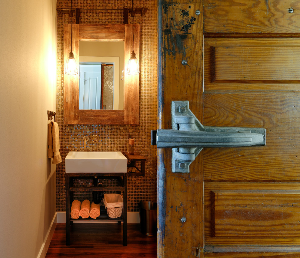 Inspiration för mellanstora klassiska toaletter, med ett fristående handfat, träbänkskiva, flerfärgad kakel, vita väggar, mörkt trägolv och mosaik