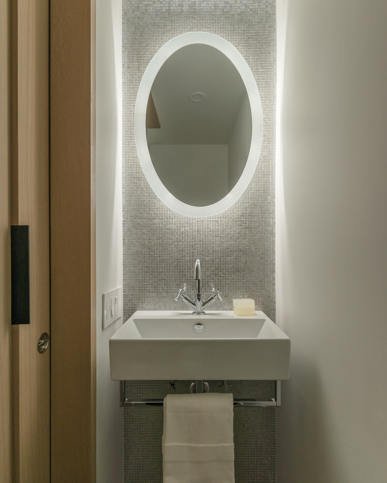 トロントにある小さなコンテンポラリースタイルのおしゃれなトイレ・洗面所 (グレーのタイル、壁付け型シンク) の写真