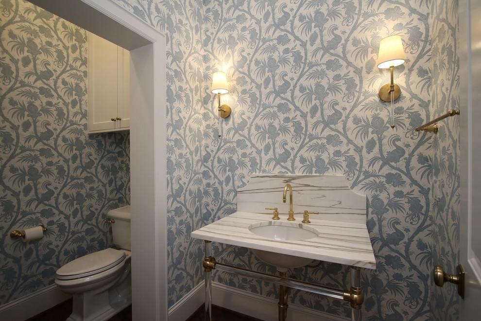 Idee per un bagno di servizio chic di medie dimensioni con nessun'anta, WC a due pezzi, pareti blu, parquet scuro, lavabo sottopiano, top in marmo e pavimento marrone