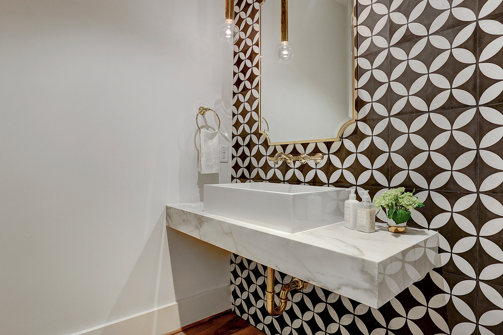 Réalisation d'un WC et toilettes design avec un carrelage noir et blanc, des carreaux de béton, un mur blanc, un sol en bois brun, une vasque et un sol marron.
