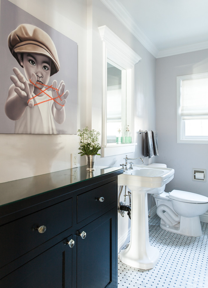 Inspiration för mellanstora klassiska toaletter, med luckor med infälld panel, vita skåp, en toalettstol med separat cisternkåpa, svart och vit kakel, stenkakel, grå väggar, marmorgolv, ett piedestal handfat, träbänkskiva och flerfärgat golv