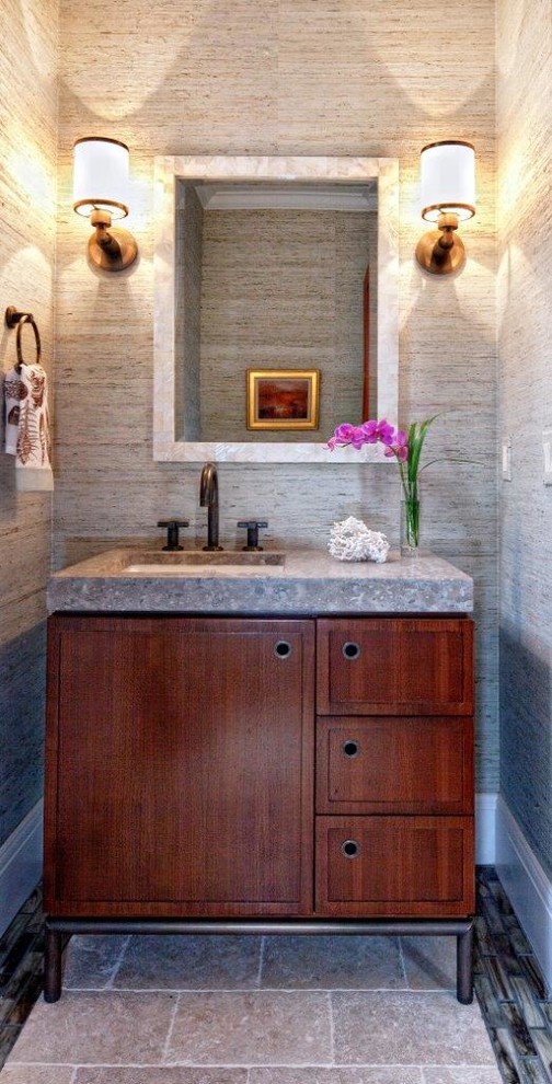 Esempio di un bagno di servizio tradizionale di medie dimensioni con lavabo sottopiano, consolle stile comò, ante in legno scuro, piastrelle grigie, pareti verdi e pavimento in pietra calcarea