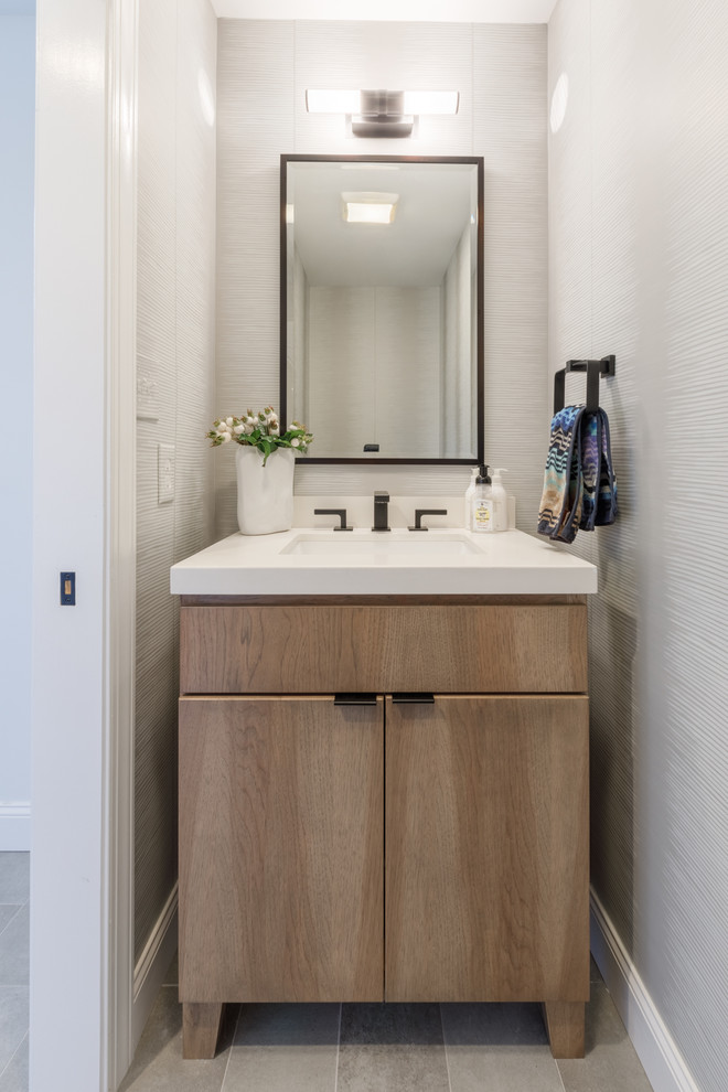 Immagine di un bagno di servizio chic con ante lisce, ante in legno scuro, pareti beige, pavimento con piastrelle in ceramica, lavabo a consolle e pavimento beige