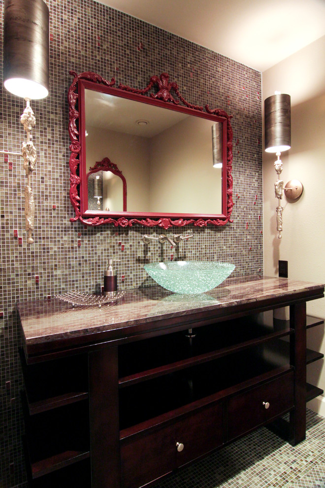 Idéer för mellanstora vintage toaletter, med ett fristående handfat, granitbänkskiva, flerfärgad kakel och beige väggar