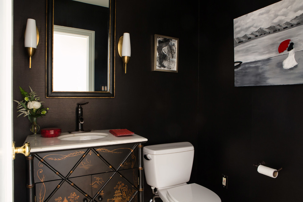 Aménagement d'un petit WC et toilettes classique avec un placard en trompe-l'oeil, des portes de placard noires, un plan de toilette en marbre, WC à poser, un mur noir et un lavabo encastré.