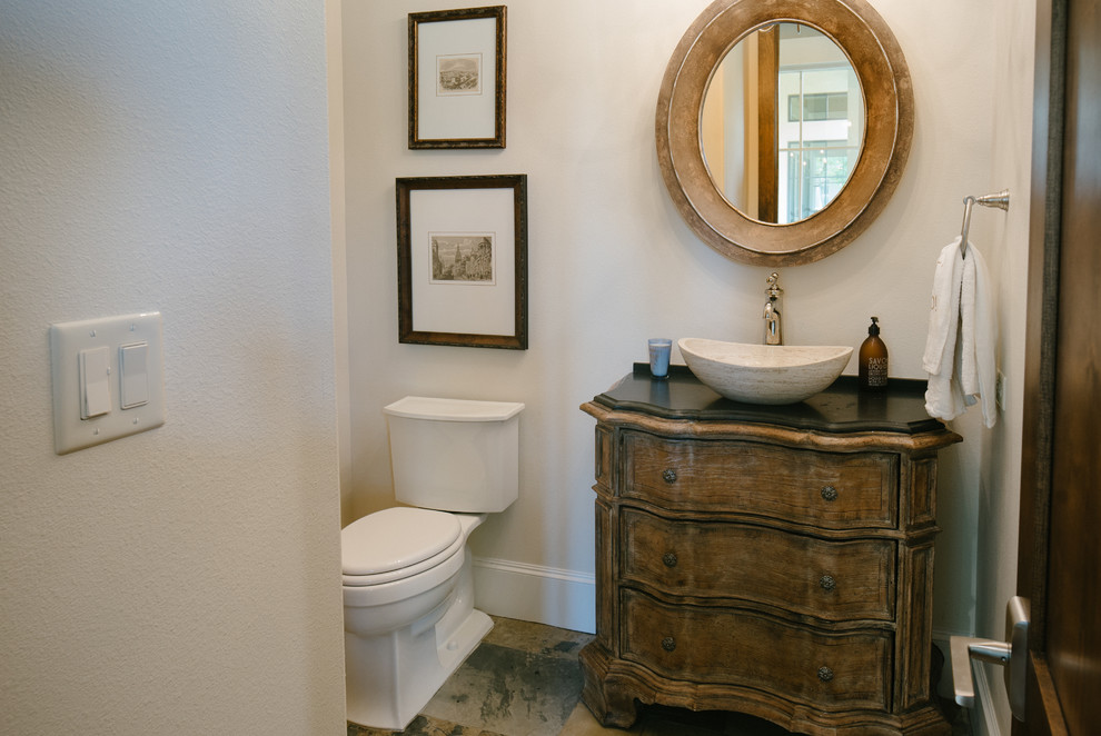 Idée de décoration pour un petit WC et toilettes chalet en bois brun avec une vasque, un plan de toilette en granite, WC séparés, un mur beige et un sol en ardoise.