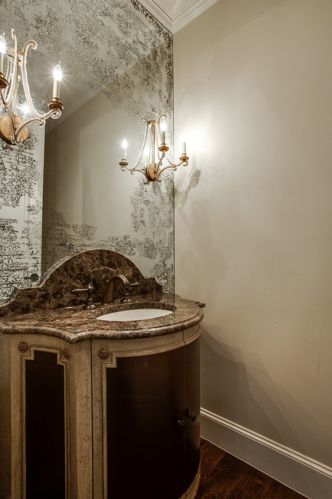 Esempio di un bagno di servizio tradizionale con lavabo sottopiano, consolle stile comò, WC monopezzo, pareti bianche e pavimento in legno massello medio