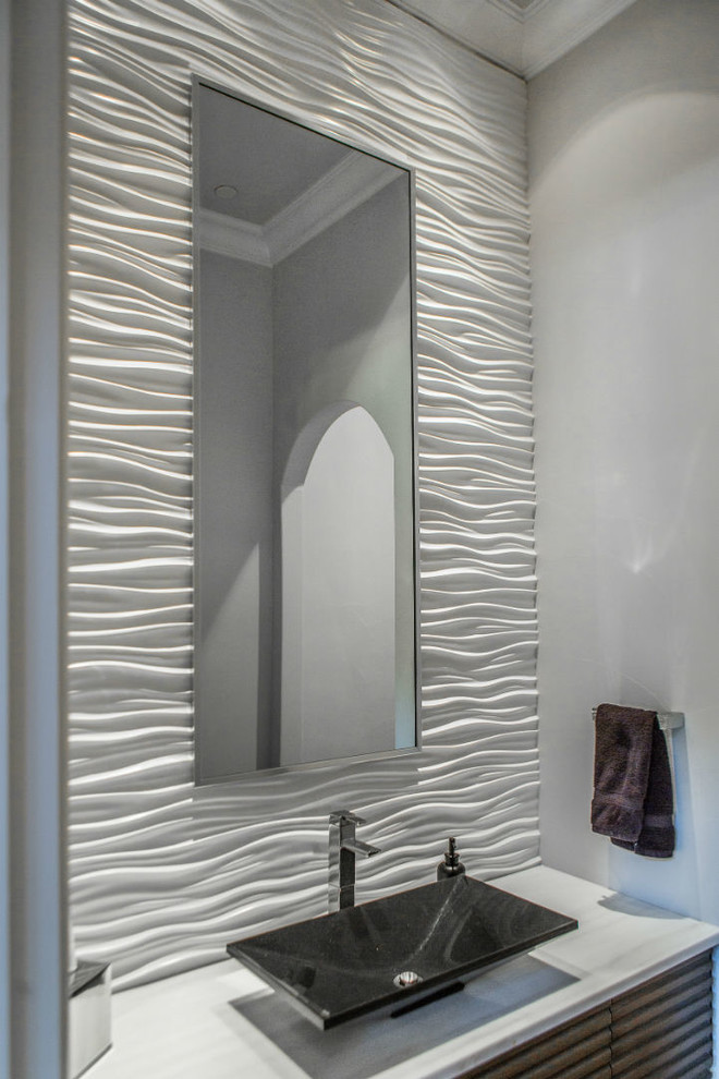 Klassische Gästetoilette mit Marmor-Waschbecken/Waschtisch und weißer Wandfarbe in Dallas