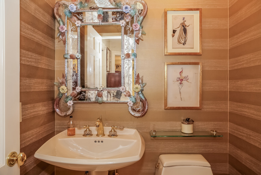Foto di un piccolo bagno di servizio chic con lavabo a colonna, WC monopezzo e pareti marroni