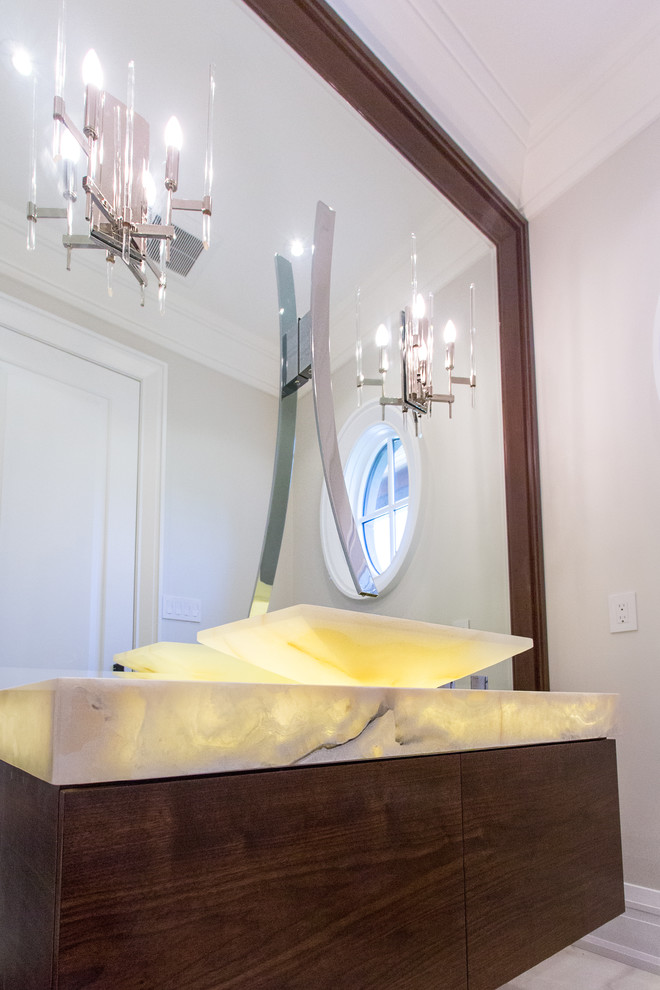 Immagine di un bagno di servizio design di medie dimensioni con ante lisce, ante marroni, pareti beige, pavimento in marmo, lavabo a bacinella, top in onice e pavimento bianco
