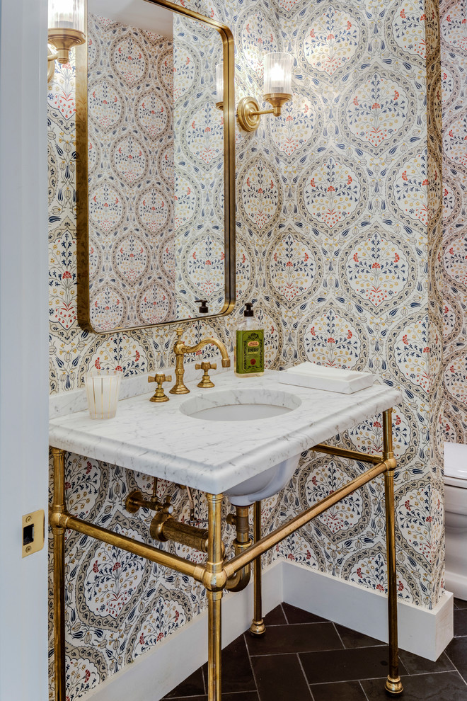 Esempio di un bagno di servizio stile marino di medie dimensioni con nessun'anta, pareti multicolore, lavabo sottopiano e pavimento grigio