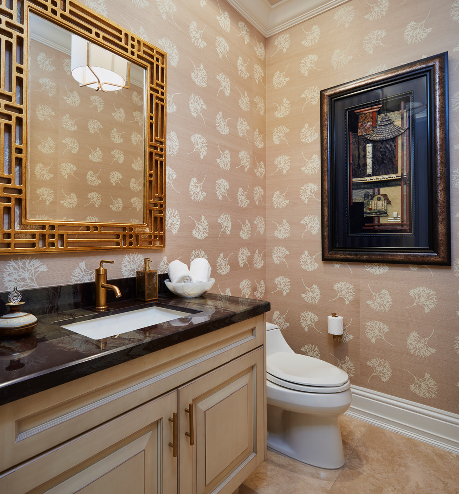 Mittelgroße Asiatische Gästetoilette mit Toilette mit Aufsatzspülkasten, beiger Wandfarbe, Unterbauwaschbecken, hellen Holzschränken, beigem Boden, profilierten Schrankfronten und schwarzer Waschtischplatte in Miami