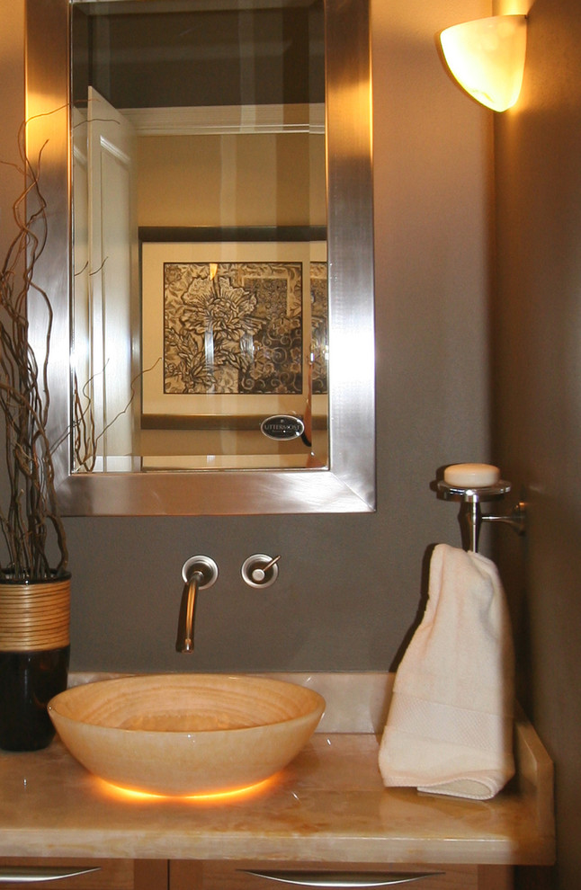Aménagement d'un petit WC et toilettes classique avec une vasque, un plan de toilette en quartz et un mur gris.