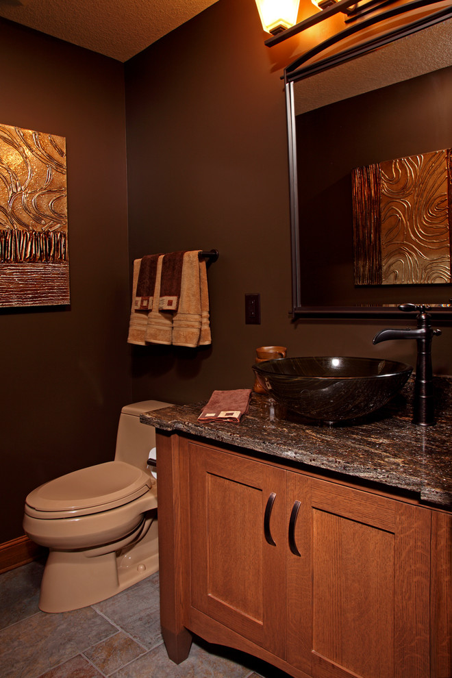 Kleine Klassische Gästetoilette mit Schrankfronten im Shaker-Stil, hellen Holzschränken, brauner Wandfarbe, Schieferboden, Aufsatzwaschbecken, Granit-Waschbecken/Waschtisch, grauem Boden und grauer Waschtischplatte in Minneapolis