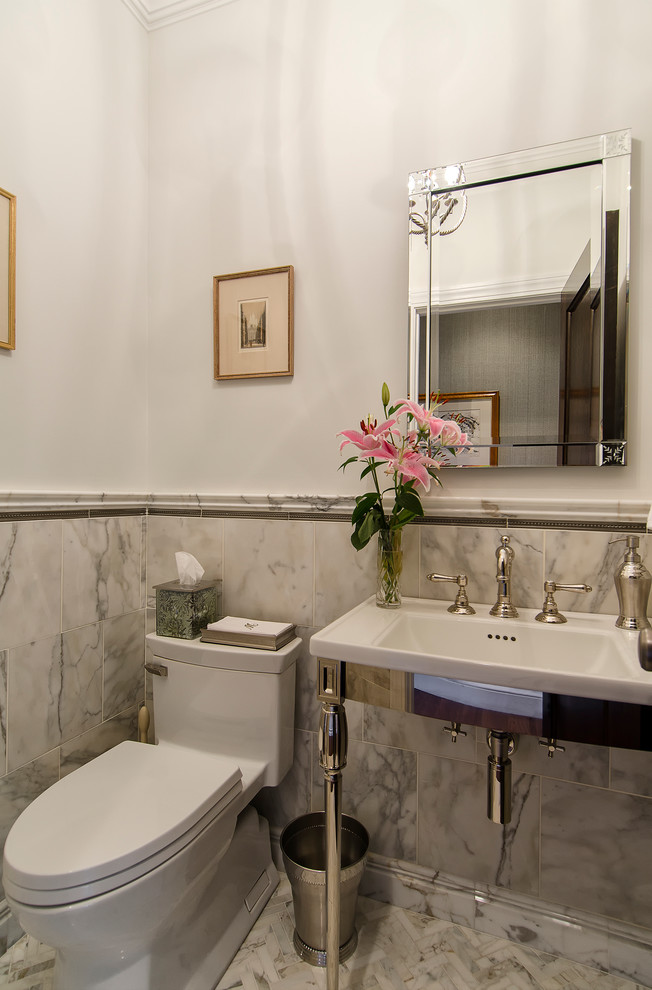 Kleine Klassische Gästetoilette mit Toilette mit Aufsatzspülkasten, grauen Fliesen, Steinfliesen, weißer Wandfarbe, Marmorboden und Sockelwaschbecken in New York