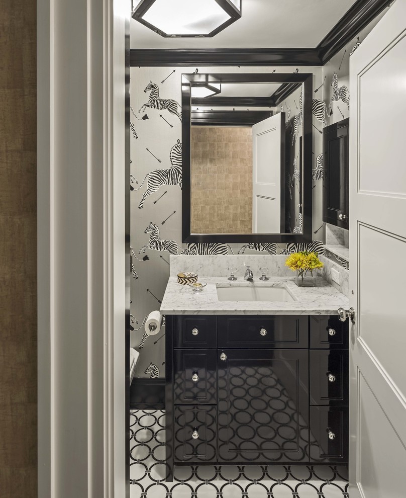 Ispirazione per un piccolo bagno di servizio chic con lavabo sottopiano, ante con riquadro incassato, ante nere, top in marmo, WC sospeso, pistrelle in bianco e nero, pareti grigie e pavimento in marmo