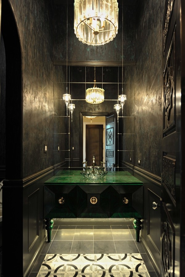 Пример оригинального дизайна: туалет в средиземноморском стиле с фасадами островного типа, зелеными фасадами, черными стенами, черным полом, зеленой столешницей, напольной тумбой, обоями на стенах, полом из керамической плитки и настольной раковиной