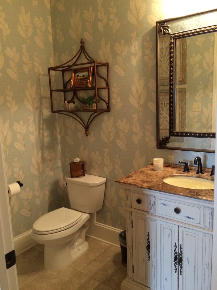 Foto på ett mellanstort vintage toalett, med beige kakel, blå väggar, klinkergolv i keramik och ett undermonterad handfat