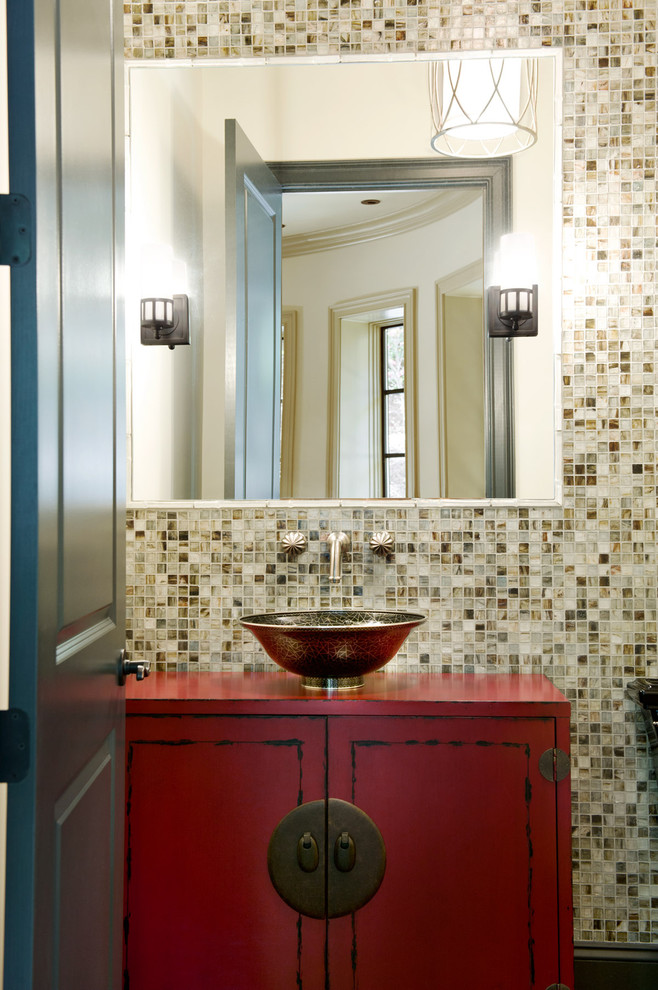 Foto di un bagno di servizio tradizionale con consolle stile comò, WC a due pezzi, piastrelle di vetro, lavabo a bacinella, top in legno, ante rosse, piastrelle multicolore, pareti multicolore e top rosso