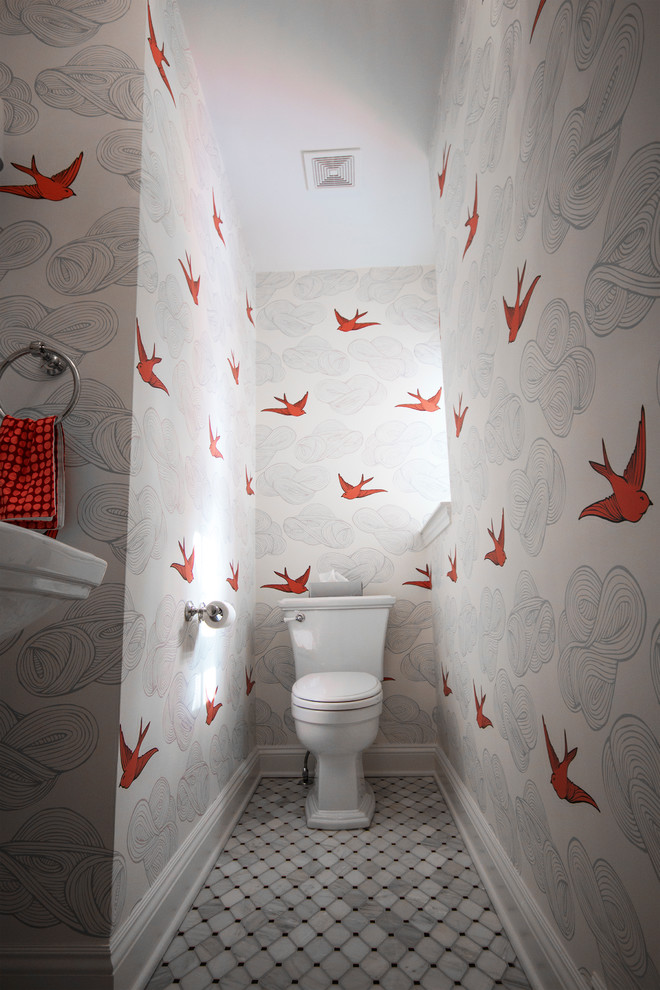 Пример оригинального дизайна: маленький туалет в стиле неоклассика (современная классика) с раковиной с пьедесталом, раздельным унитазом и мраморным полом для на участке и в саду