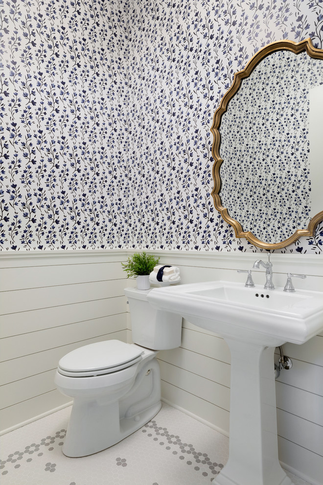 Idéer för ett klassiskt toalett, med en toalettstol med separat cisternkåpa, flerfärgade väggar, ett piedestal handfat och flerfärgat golv