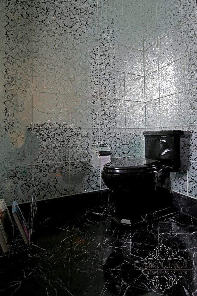 Inspiration för ett mellanstort vintage toalett, med möbel-liknande, svarta skåp, marmorbänkskiva, en toalettstol med separat cisternkåpa, svart kakel, spegel istället för kakel och vita väggar