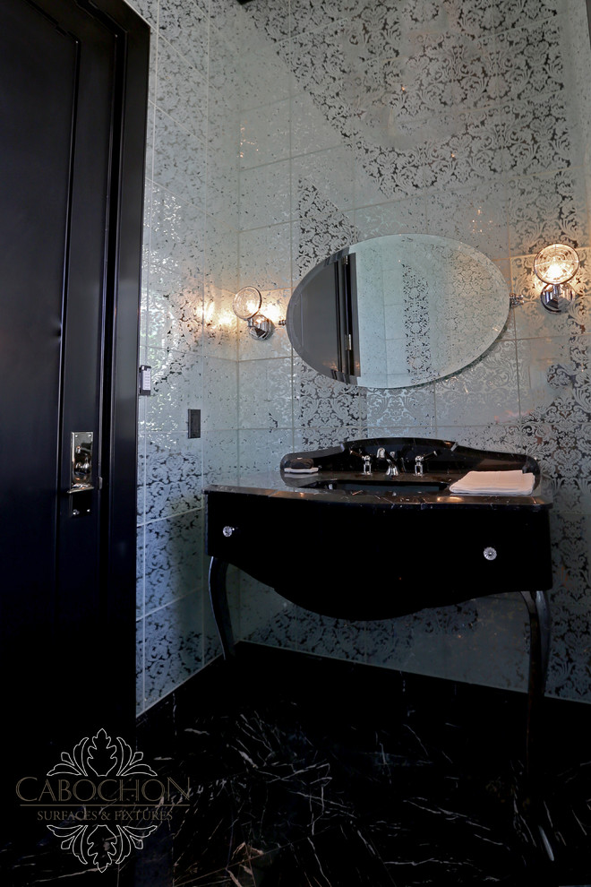 Пример оригинального дизайна: туалет среднего размера в стиле неоклассика (современная классика) с фасадами островного типа, черными фасадами, мраморной столешницей, раздельным унитазом, черной плиткой, зеркальной плиткой, белыми стенами и врезной раковиной