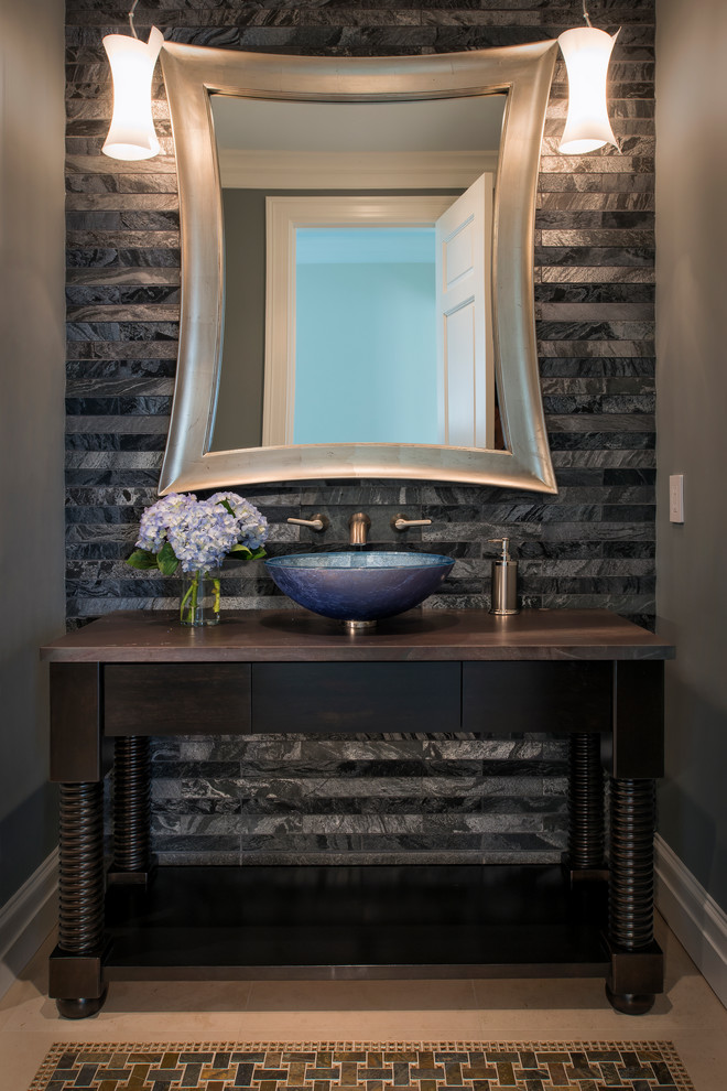 ワシントンD.C.にあるトランジショナルスタイルのおしゃれなトイレ・洗面所 (モザイクタイル、ブラウンの洗面カウンター) の写真